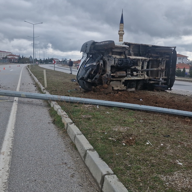 Çorum'da devrilen kamyonetteki 3 kişi küçük sıyrıklarla kurtuldu