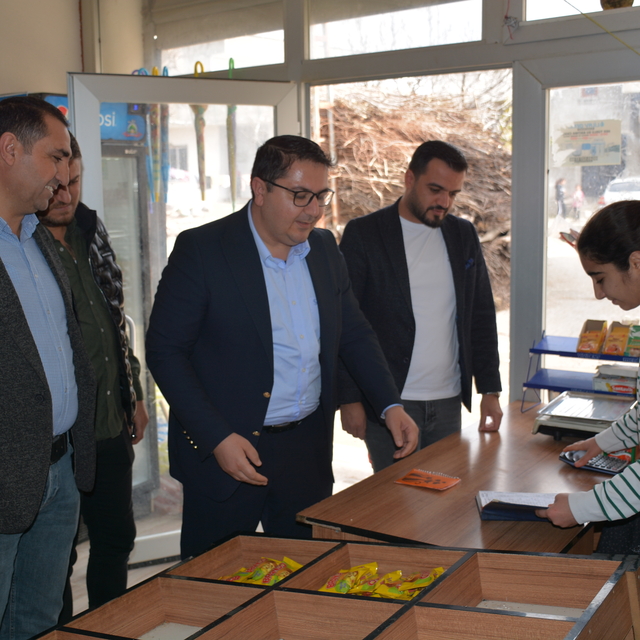 Şırnak'ta hayırsever iş adamı, veresiye defterlerindeki 200 bin liralık bor...