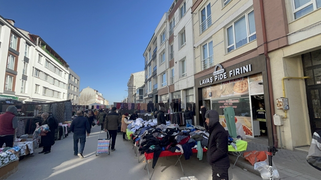 Pazar engelini aşamayan itfaiye, yangına ulaşmakta güçlük çekti
Yaya olarak yangın bölgesine ulaştılar, ekipmanları ve bahçe hortumu ile lavaş fırınının bacasındaki alevleri söndürdüler