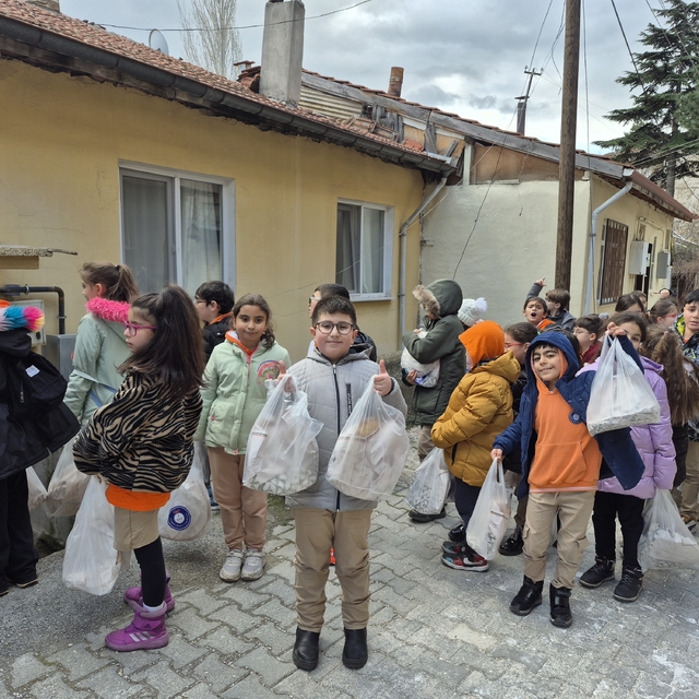 Harçlıklarını biriktirip yaşlıların gönüllerini ısıttılar