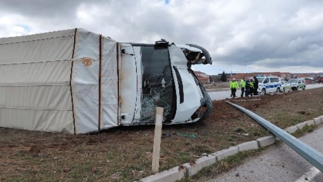 Büyükbaş yüklü kamyonet devrildi; 3 yaralı