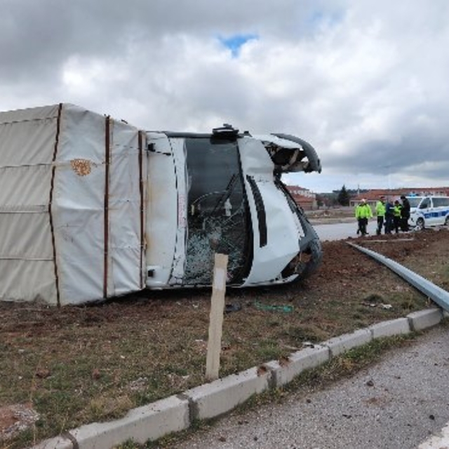 Büyükbaş yüklü kamyonet devrildi; 3 yaralı