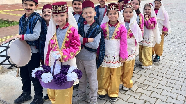 Küçük davulcular mahalleyi şenlendirdi