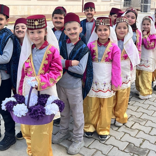 Küçük davulcular mahalleyi şenlendirdi