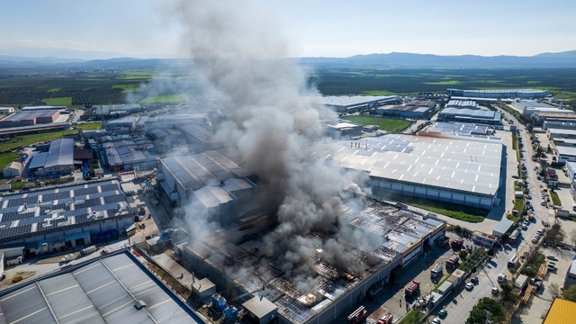 Akhisar Kaymakamı Can'dan fabrika yangınına ilişkin açıklama
"Yangının enerjisi azaldı"