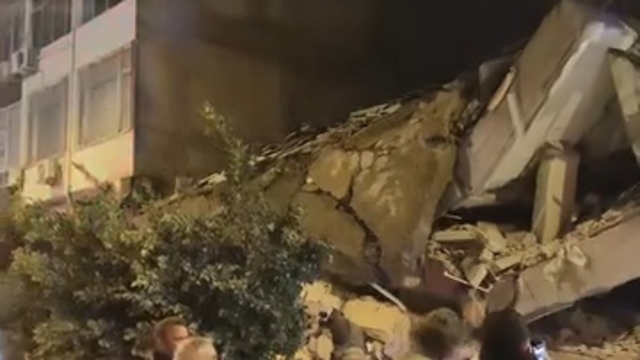 Ağır hasarlı bina, yıkım sırasında çöktü