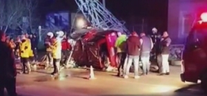 Yüksek gerilim hattı direğine çarpan kamyonetin sürücüsü ağır yaralandı