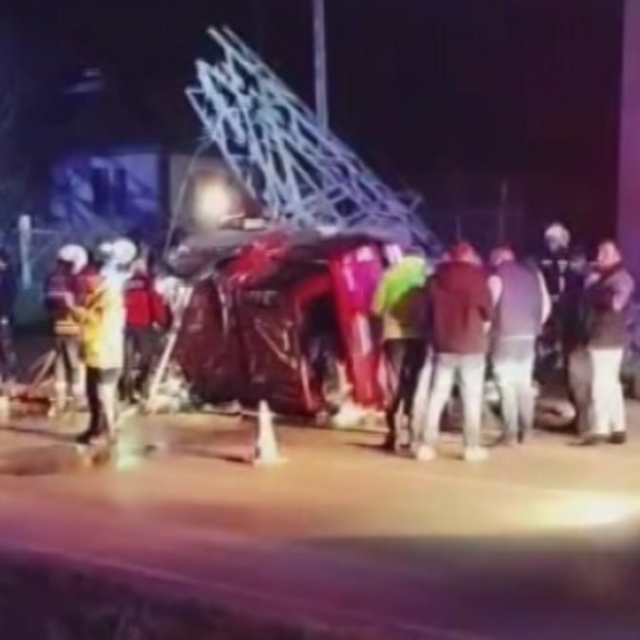 Yüksek gerilim hattı direğine çarpan kamyonetin sürücüsü ağır yaralandı