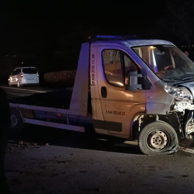 Bingöl'de otomobil ile çekicinin çarpıştığı kazada 2 kişi yaralandı