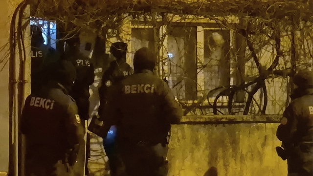 Evine pencereden giren genç, hırsız sanılarak paniğine neden oldu Kapı kapı dolaşan ekipler, gerçek ortaya çıkınca normale döndü