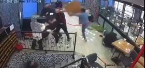 Kafede karşılaşan husumetli iki grup, birbirlerine masa ve sandalyelerle sa...