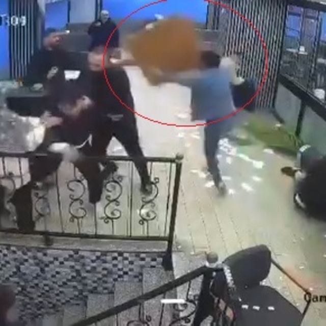Kafede karşılaşan husumetli iki grup, birbirlerine masa ve sandalyelerle sa...