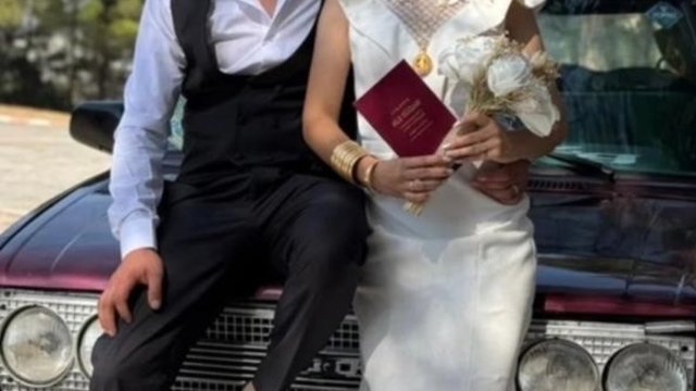 Burdur'da feci kaza: 6 ay önce evlenen genç çifti ölüm ayırdı Kontrolden çıkan otomobil elektrik direğine çarptı: 1 ölü, 1 yaralı Genç çift daha öncesinde düğünlerinde kullandıkları otomobille kaza yaptı