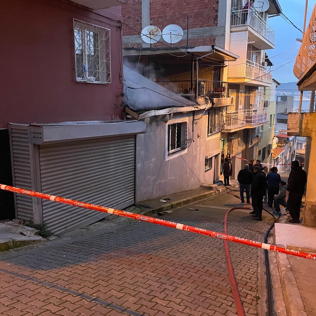 İzmir'de müstakil evde yangın