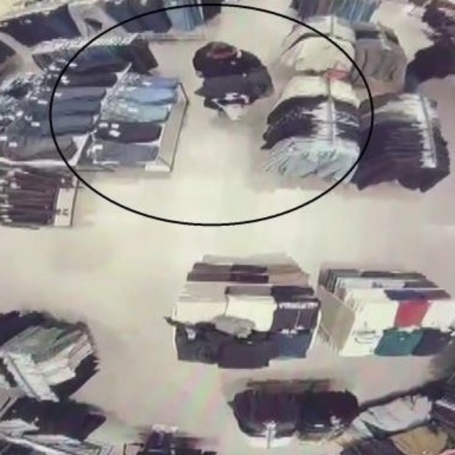 Mağazada alışveriş yaparcasına rahat davranan 118 suç kaydı bulunan şahıs,...