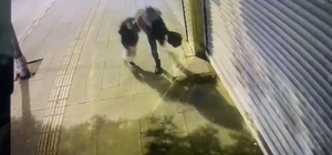 Kaldırımda yürüyen anne ile kızı, çöken binadan savrulan beton parçalarında...