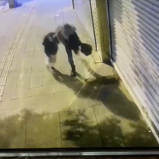 Kaldırımda yürüyen anne ile kızı, çöken binadan savrulan beton parçalarında...