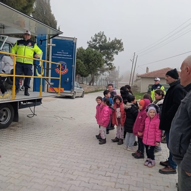 Jandarmadan çocuklara emniyet kemeri eğitimi