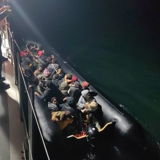 İzmir açıklarında 59 düzensiz göçmen yakalandı