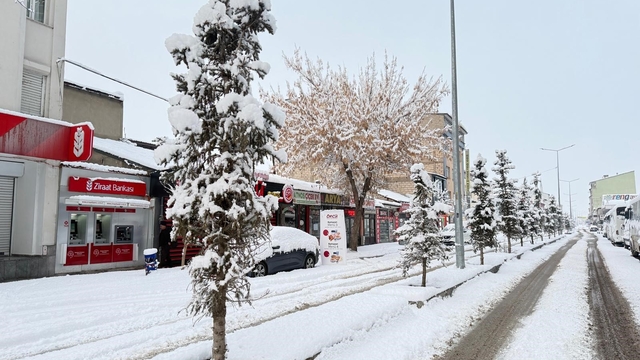 Patnos'ta kar sürprizi: İlçe merkezine 40 cm kar yağdı