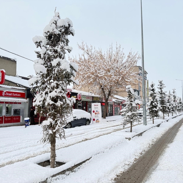 Patnos'ta kar sürprizi: İlçe merkezine 40 cm kar yağdı