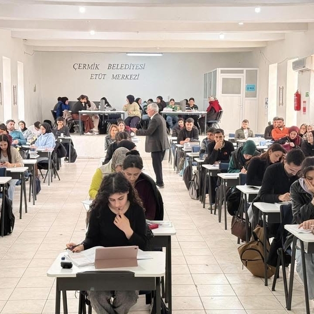 Başkan Karamehmetoğlu, belediye Etüt Merkezinde öğrencilerle bir araya geld...