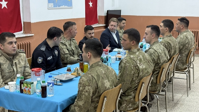 Kaymakam Bulut, askerle iftarda bir araya geldi