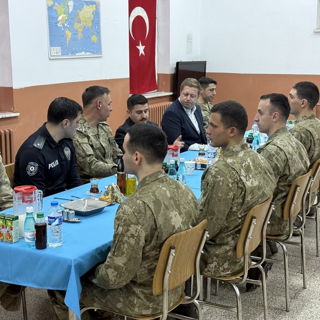 Kaymakam Bulut, askerle iftarda bir araya geldi