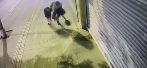 Kontrollü yıkımda çöken binadan koşarak kurtulan anne ve kızın kaçış anları...