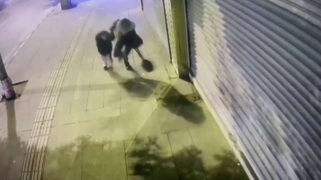 Kontrollü yıkımda çöken binadan koşarak kurtulan anne ve kızın kaçış anları kameraya yansıdı