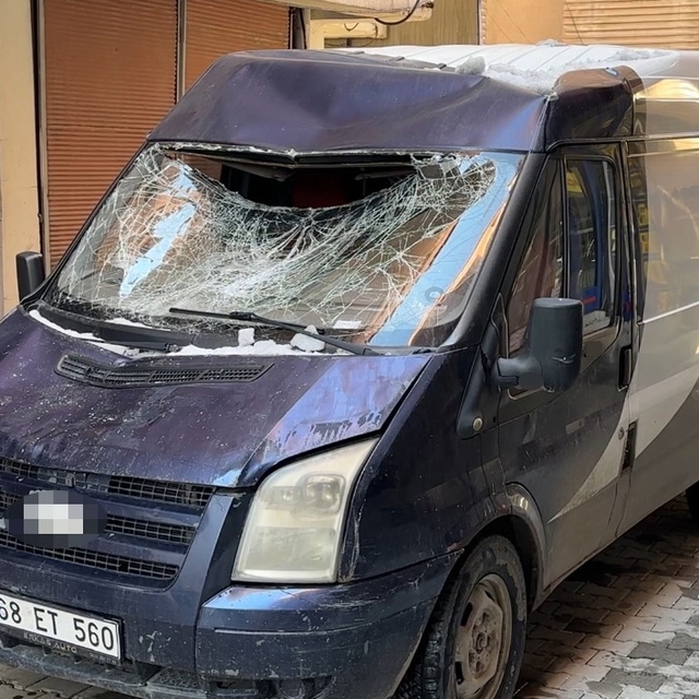 Çatıdan düşen kar kütlesi seyir halindeki minibüse zarar verdi
