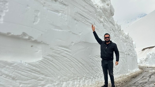 Şemdinli'de iş makinesinin boyunu bulan kar tünellerinde çalışma