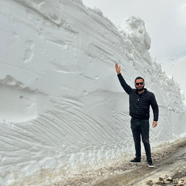 Şemdinli'de iş makinesinin boyunu bulan kar tünellerinde çalışma
