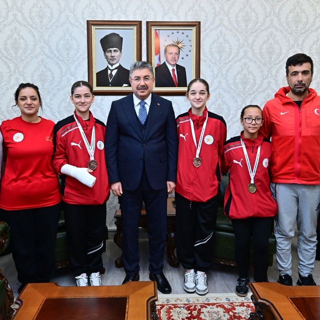 Vali Yılmaz, işitme engelli taekwondo sporcuları ile bir araya geldi
