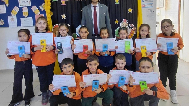 Hisarcık'ta İstiklal Marşı'nı hatasız ve ezbere okuyan öğrenciler ödüllendirildi