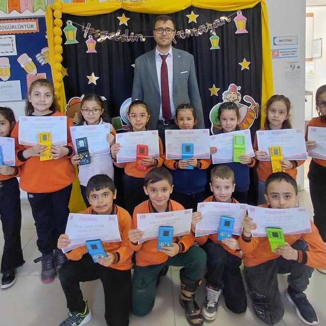 Hisarcık'ta İstiklal Marşı'nı hatasız ve ezbere okuyan öğrenciler ödüllendi...