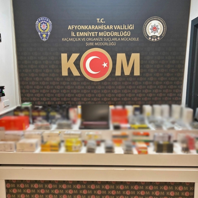 Polisten kaçak telefonu parçaları ile aksesuarları ele geçirdi