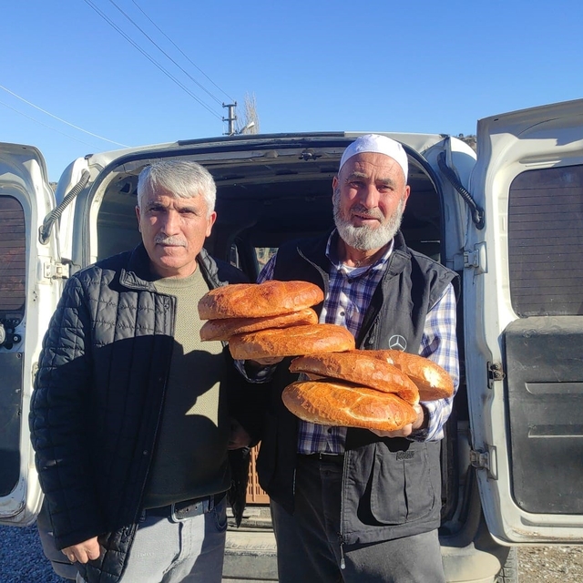 İmece usulüyle pide dağıtılıyor, pide girmeyen ev kalmıyor