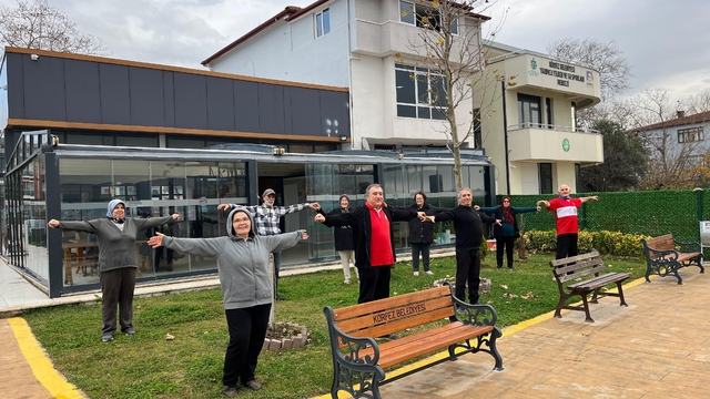 +60 Yaş Kulübü'nde spor ve zihinsel egzersiz bir arada