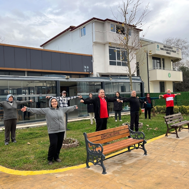 +60 Yaş Kulübü'nde spor ve zihinsel egzersiz bir arada