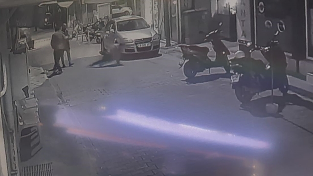 Kanlı hesaplaşma kameraya böyle yansıdı... Peş peşe ateş açtı, soğukkanlı tavırları dikkat çekti
Husumetlisinin önünü kesip kurşun yağdırdı : O anlar kamerada