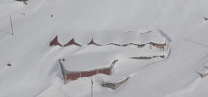 Yaylada kar kalınlığı 3 metreyi aştı; evler kayboldu
