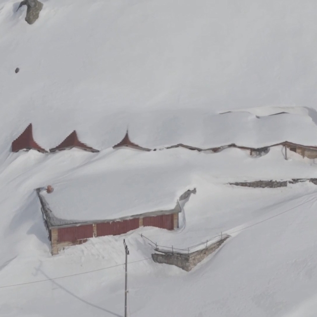 Yaylada kar kalınlığı 3 metreyi aştı; evler kayboldu