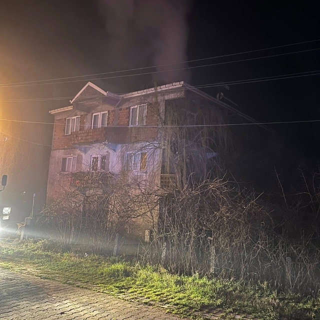 Perşembe'de çatı alevlere teslim oldu