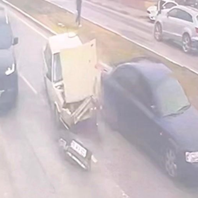 Karaman'da güvenlik kamerasına yansıyan kazada 1 kişi yaralandı