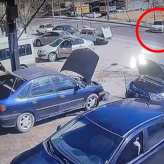El freni çekilmeyen otomobil hareket edip kaldırıma çıktı, o anlar kamerada