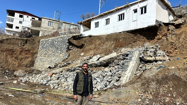 Yağış nedeniyle istinat duvarı çöktü, evin temeli ortaya çıktı