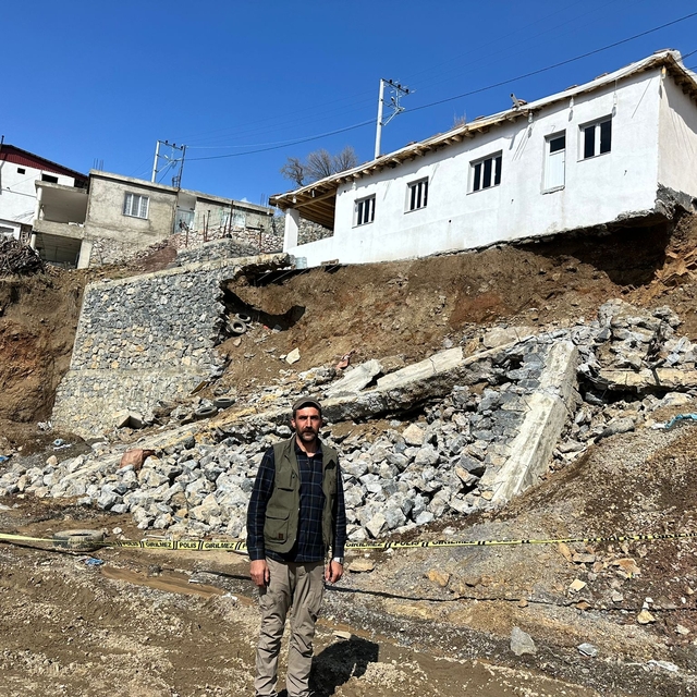 Yağış nedeniyle istinat duvarı çöktü, evin temeli ortaya çıktı