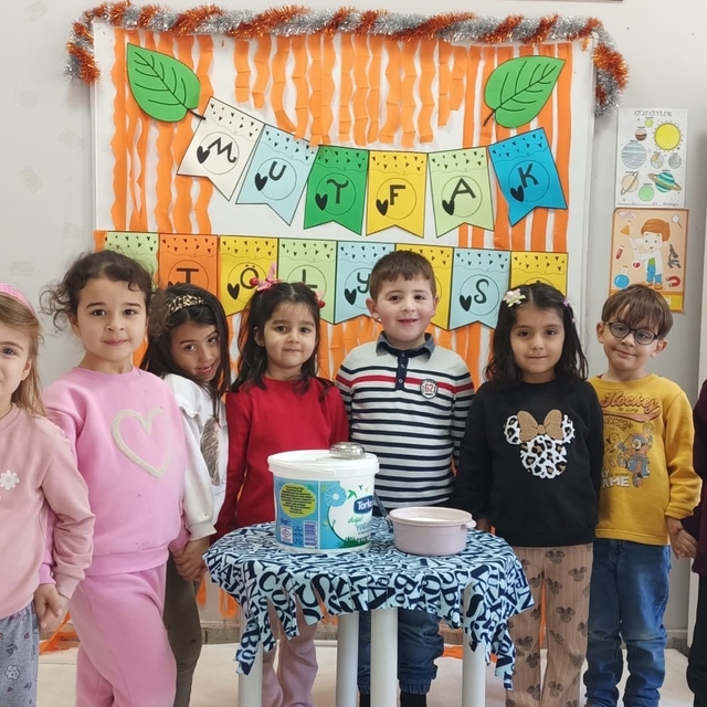 Kargı'da anasınıfı öğrencileri iftar için yoğurt mayaladı