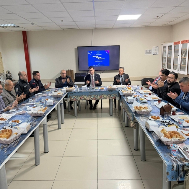 Çameli protokolü İmam Hatip Lisesinin iftarında öğrencilerle buluştu